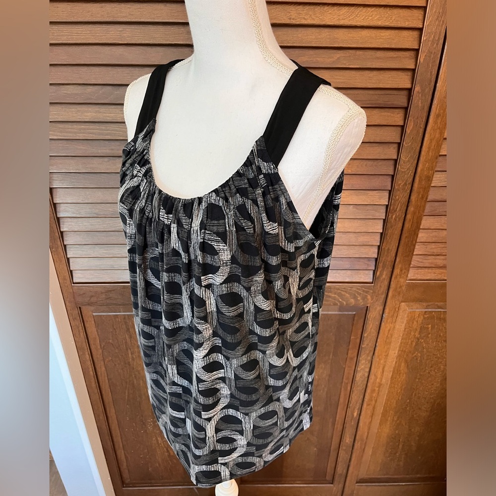 🩷3/$15 Rafaella black and white sleeveless top size L
